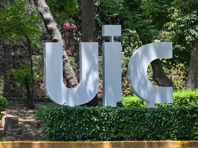 Universidad Intercontinental — El emblema UIC en el corazón del campus